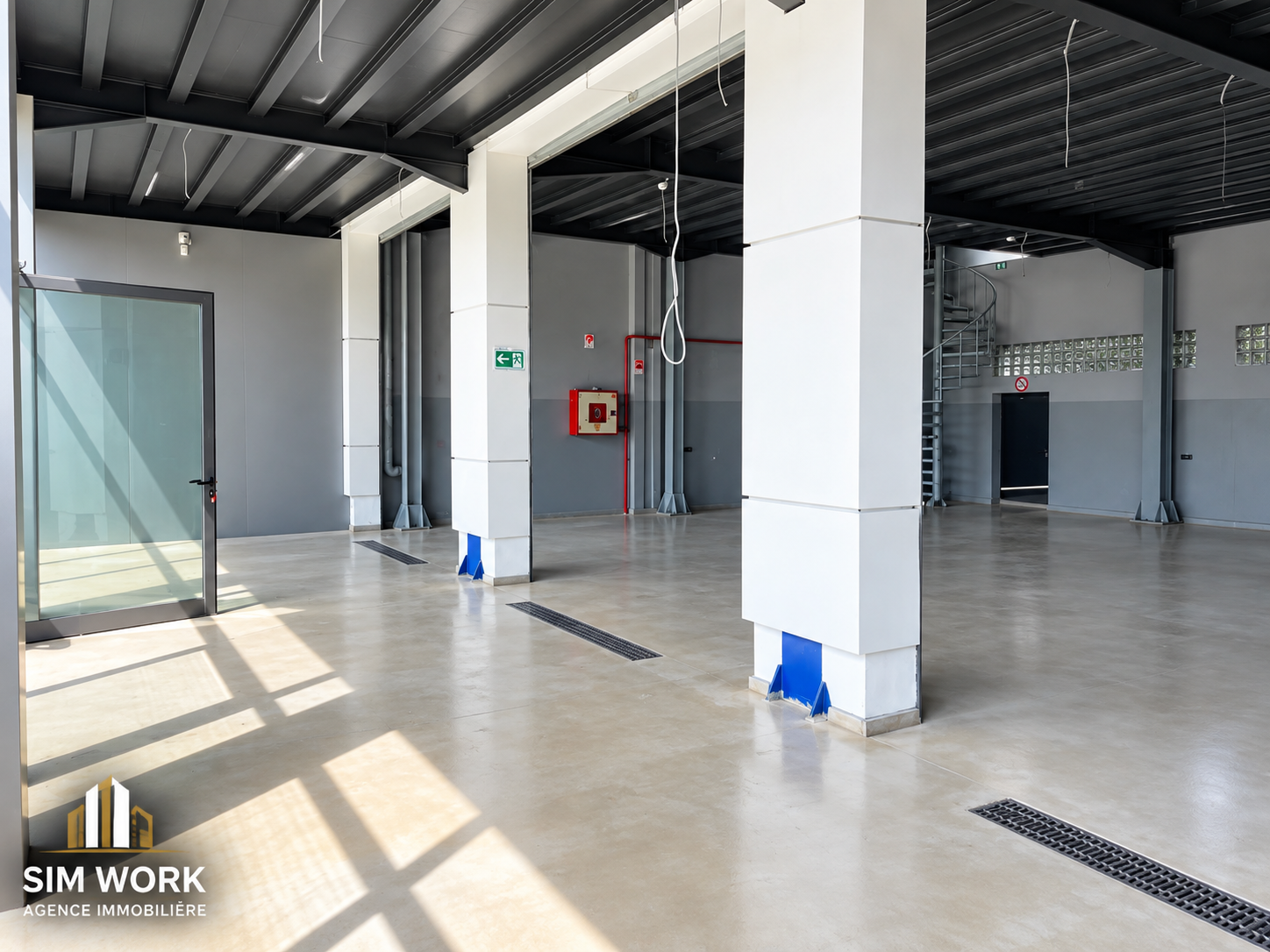 Local comercial / showroom de 457 m² en alquiler – Zona Logística de Gzenaya, Tánger | Fachada a la carretera de Rabat